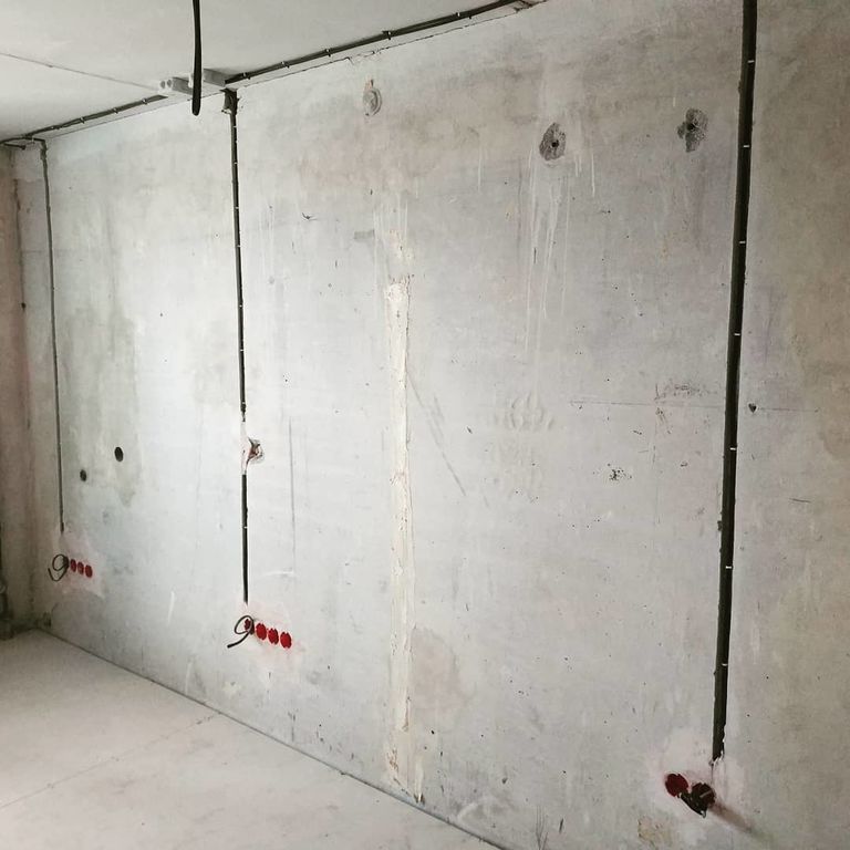 новые розетки в комнате квартиры